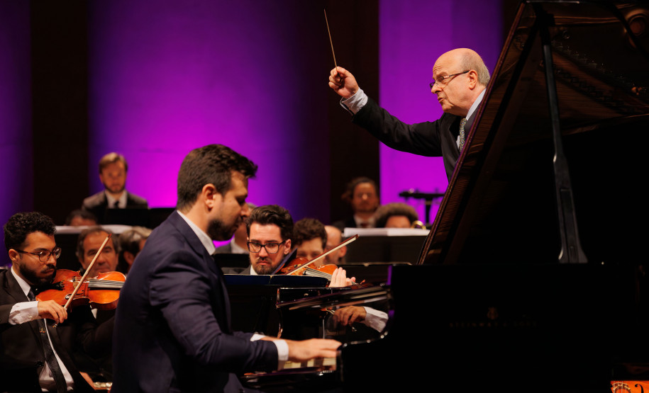 Série Ouro: Orquestra Sinfônica do Paraná atrai mais de 13,8 mil pessoas - Os concertos da Série Ouro apresentaram as quatro sinfonias do compositor alemão Johannes Brahms e trouxe convidados de renome internacional - O encerramento contou com a participação do pianista Cristian Budu, que executou o Concerto para Piano em Formas Brasileiras, de Hekel Tavares, considerado o único concerto romântico composto por um brasileiro