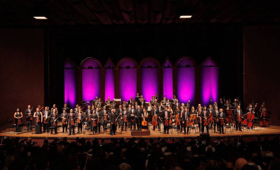 Série Ouro: Orquestra Sinfônica do Paraná atrai mais de 13,8 mil pessoas - Os concertos da Série Ouro apresentaram as quatro sinfonias do compositor alemão Johannes Brahms e trouxe convidados de renome internacional - O encerramento contou com a participação do pianista Cristian Budu, que executou o Concerto para Piano em Formas Brasileiras, de Hekel Tavares, considerado o único concerto romântico composto por um brasileiro