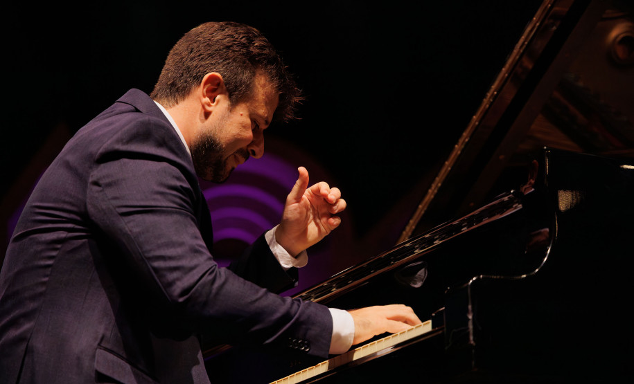 Série Ouro: Orquestra Sinfônica do Paraná atrai mais de 13,8 mil pessoas - Os concertos da Série Ouro apresentaram as quatro sinfonias do compositor alemão Johannes Brahms e trouxe convidados de renome internacional - O encerramento contou com a participação do pianista Cristian Budu, que executou o Concerto para Piano em Formas Brasileiras, de Hekel Tavares, considerado o único concerto romântico composto por um brasileiro