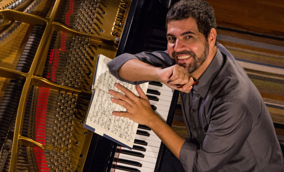 A Orquestra Sinfônica do Paraná abre neste domingo (6) os concertos de outubro celebrando a música brasileira. “Raízes brasileiras” destaca obras que fazem ponte entre a música clássica erudita e a música popular brasileira, com influências da música folclórica e de tradições indígenas - Na foto, Andre Mehmari