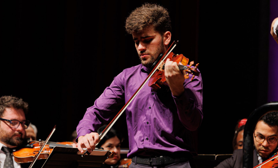 Série Ouro: Orquestra Sinfônica do Paraná atrai mais de 13,8 mil pessoas - Os concertos da Série Ouro apresentaram as quatro sinfonias do compositor alemão Johannes Brahms e trouxe convidados de renome internacional - Em junho, o solista convidado foi o jovem violinista Guido Sant’Anna, vencedor do Concurso Internacional de Violino Fritz Kreisler, que fez uma apresentação memorável.