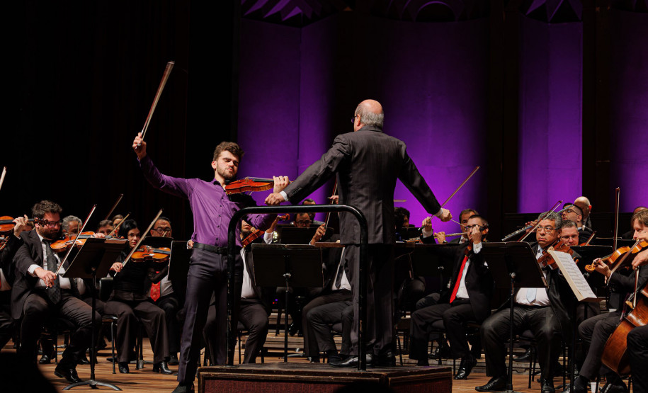 Série Ouro: Orquestra Sinfônica do Paraná atrai mais de 13,8 mil pessoas - Os concertos da Série Ouro apresentaram as quatro sinfonias do compositor alemão Johannes Brahms e trouxe convidados de renome internacional - Em junho, o solista convidado foi o jovem violinista Guido Sant’Anna, vencedor do Concurso Internacional de Violino Fritz Kreisler, que fez uma apresentação memorável.