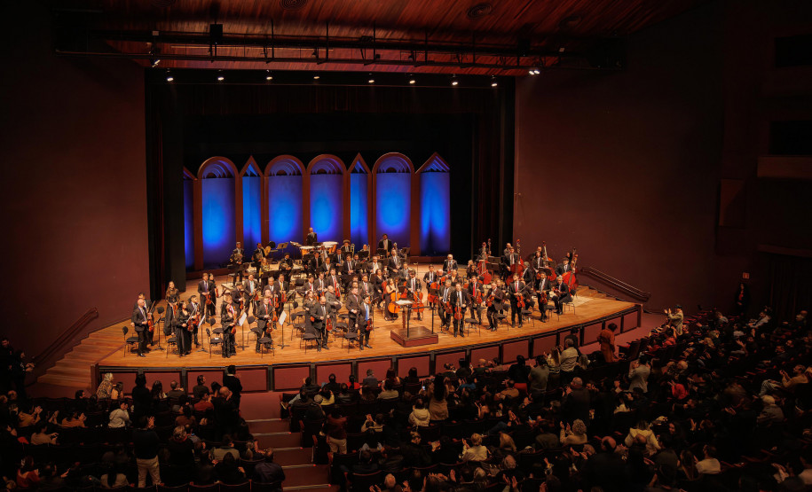 A Orquestra Sinfônica do Paraná abre neste domingo (6) os concertos de outubro celebrando a música brasileira. “Raízes brasileiras” destaca obras que fazem ponte entre a música clássica erudita e a música popular brasileira, com influências da música folclórica e de tradições indígenas