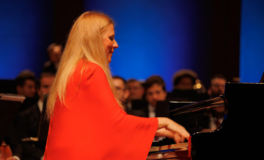 Série Ouro: Orquestra Sinfônica do Paraná atrai mais de 13,8 mil pessoas - Os concertos da Série Ouro apresentaram as quatro sinfonias do compositor alemão Johannes Brahms e trouxe convidados de renome internacional - No mês de agosto, foi a vez da pianista ucraniana Valentina Lisitsa, fenômeno nas redes sociais com mais de 300 milhões de visualizações no YouTube, que emocionou o público ao lado da Orquestra.