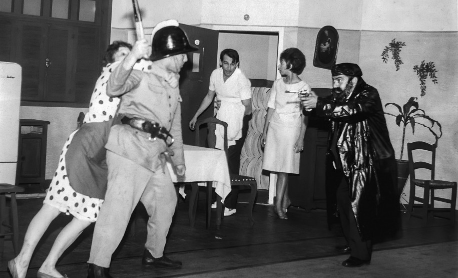Cena da peça de estreia do TCP, a comédia "O elefante no caos" de Millôr Fernandes.