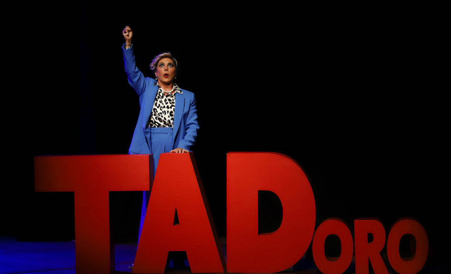 Heloísa Périssé apresenta a peça "A Iluminada" na abertura do 52º Fenata, da UEPG