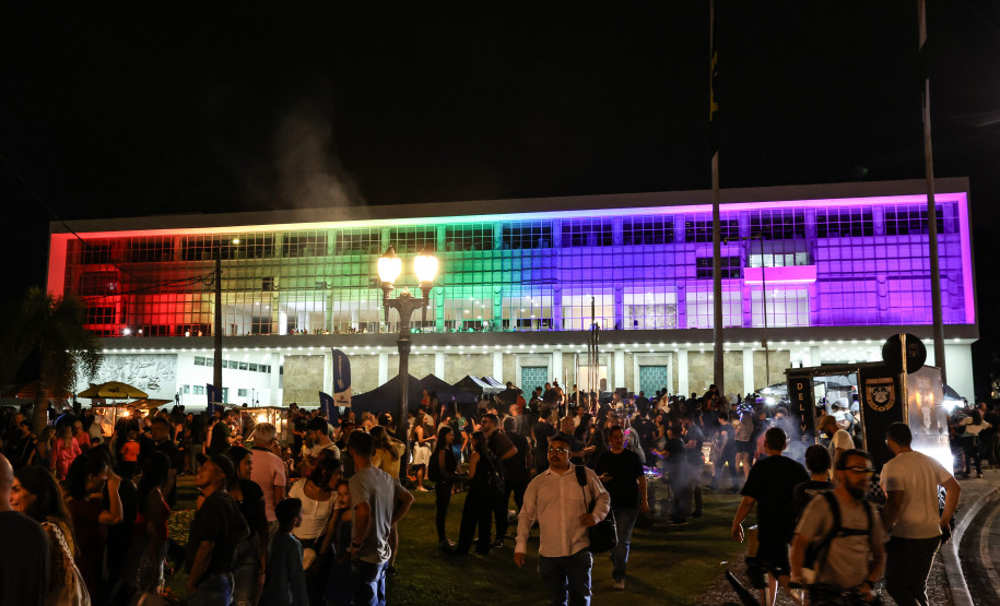 Com o céu iluminado por mais de 600 drones, o Governo do Estado deu o pontapé inicial para a maior edição da história do Verão Maior Paraná.. A cerimônia de lançamento, que aconteceu nesta quarta-feira (27), contou com a presença do governador Carlos Massa Ratinho Junior.