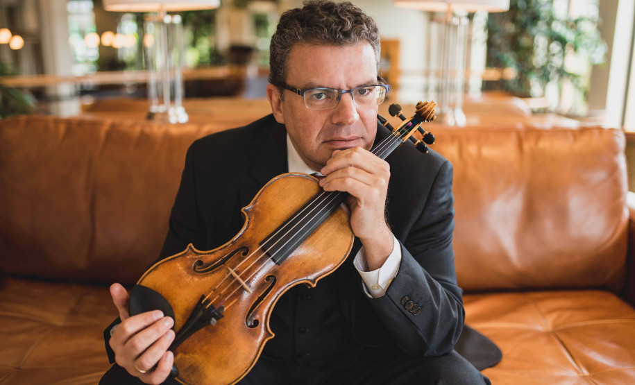 Orquestra Sinfônica do Paraná destaca compositores brasileiros neste dia 24 - violinista Emmanuele Baldini,