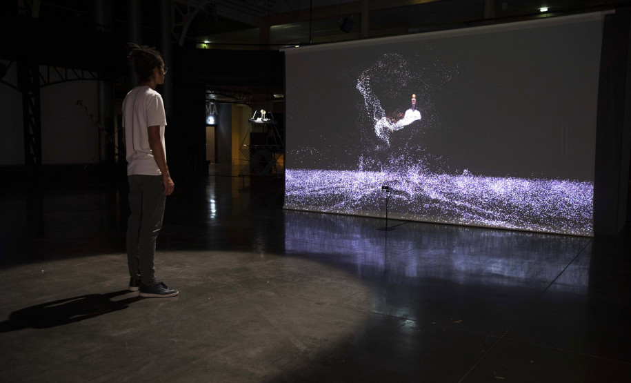 MON renova exposição asiática de arte contemporânea com biblioteca interativa