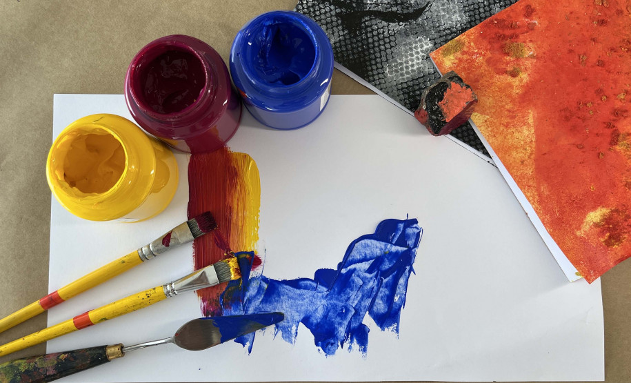 MON promove em dezembro oficina gratuita sobre experiência com tinta acrílica