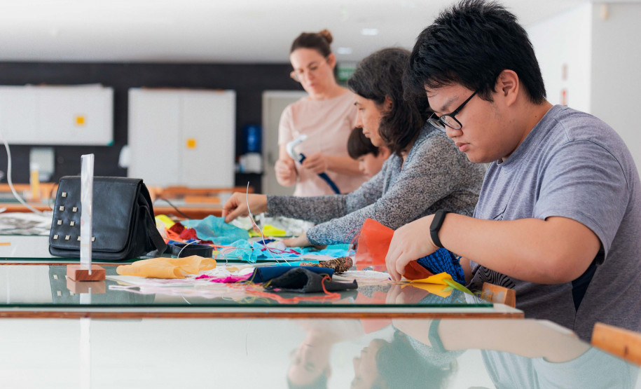 MON promove em dezembro oficina gratuita sobre experiência com tinta acrílica