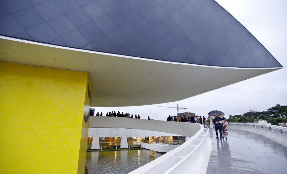 Museu Oscar Niemeyer celebra 22 anos com novas exposições, performances e entrada gratuita