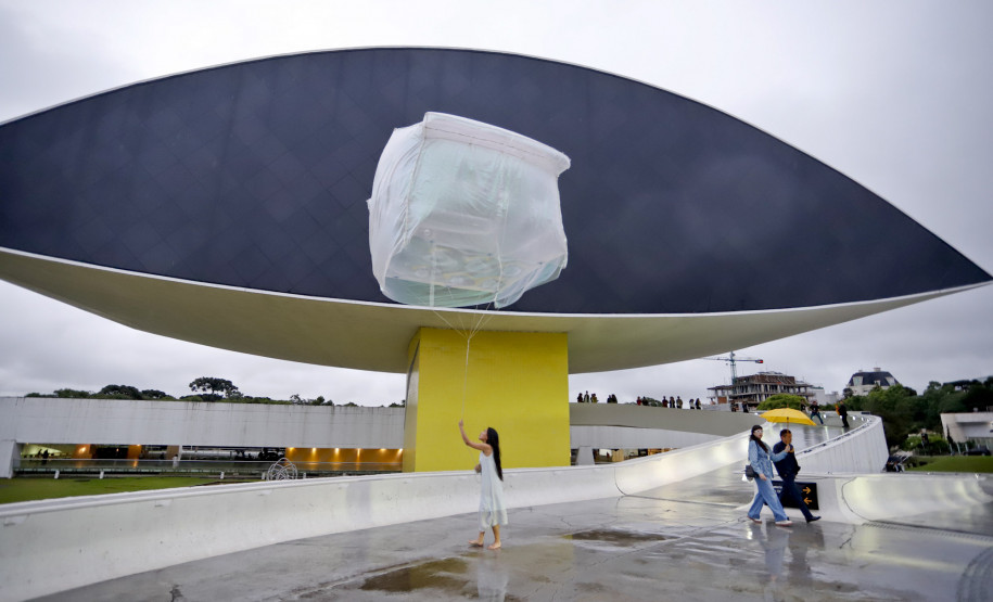 Museu Oscar Niemeyer celebra 22 anos com novas exposições, performances e entrada gratuita