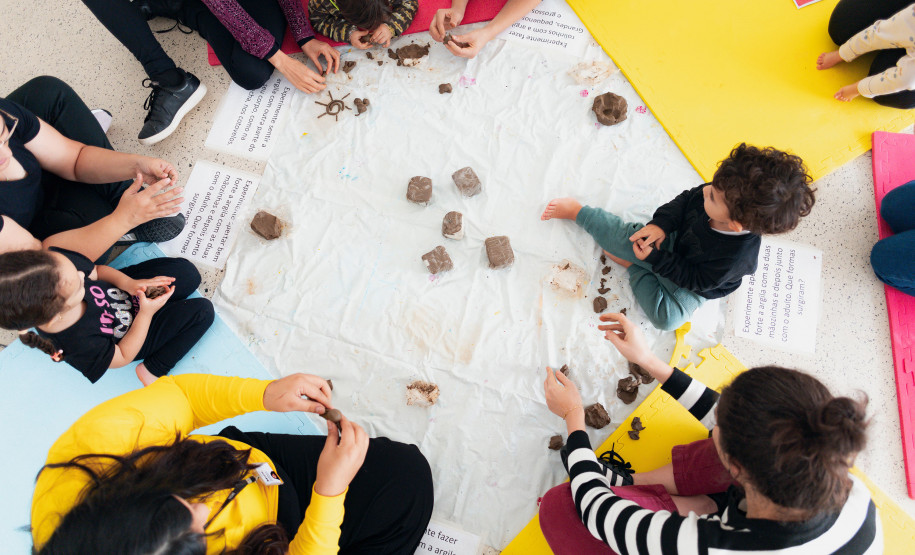 A Música das Cores: MON realiza oficina sensorial para crianças de 12 a 24 meses