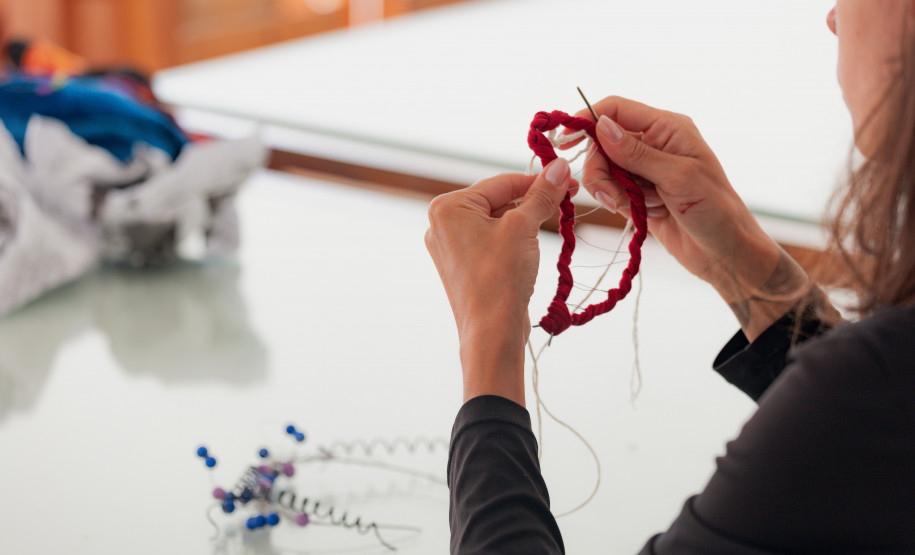 MON promove oficina de escrita criativa inspirada na mostra do artista Alex Flemming