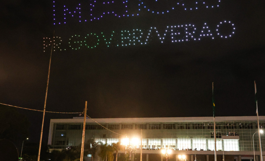 Com o céu iluminado por mais de 600 drones, o Governo do Estado deu o pontapé inicial para a maior edição da história do Verão Maior Paraná.. A cerimônia de lançamento, que aconteceu nesta quarta-feira (27), contou com a presença do governador Carlos Massa Ratinho Junior.