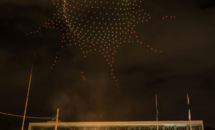 Com o céu iluminado por mais de 600 drones, o Governo do Estado deu o pontapé inicial para a maior edição da história do Verão Maior Paraná.. A cerimônia de lançamento, que aconteceu nesta quarta-feira (27), contou com a presença do governador Carlos Massa Ratinho Junior.