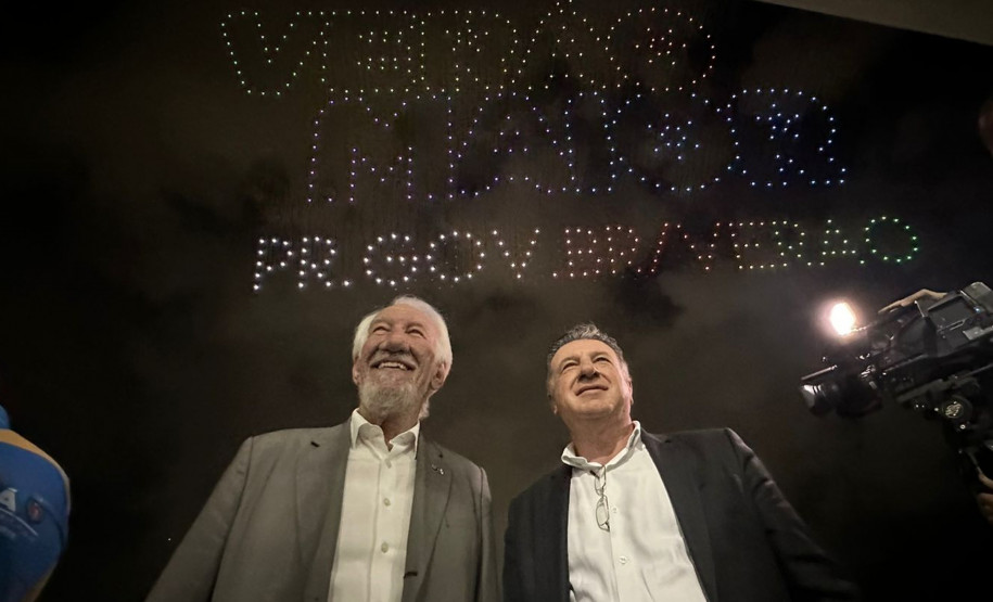 Com o céu iluminado por mais de 600 drones, o Governo do Estado deu o pontapé inicial para a maior edição da história do Verão Maior Paraná.. A cerimônia de lançamento, que aconteceu nesta quarta-feira (27), contou com a presença do governador Carlos Massa Ratinho Junior.