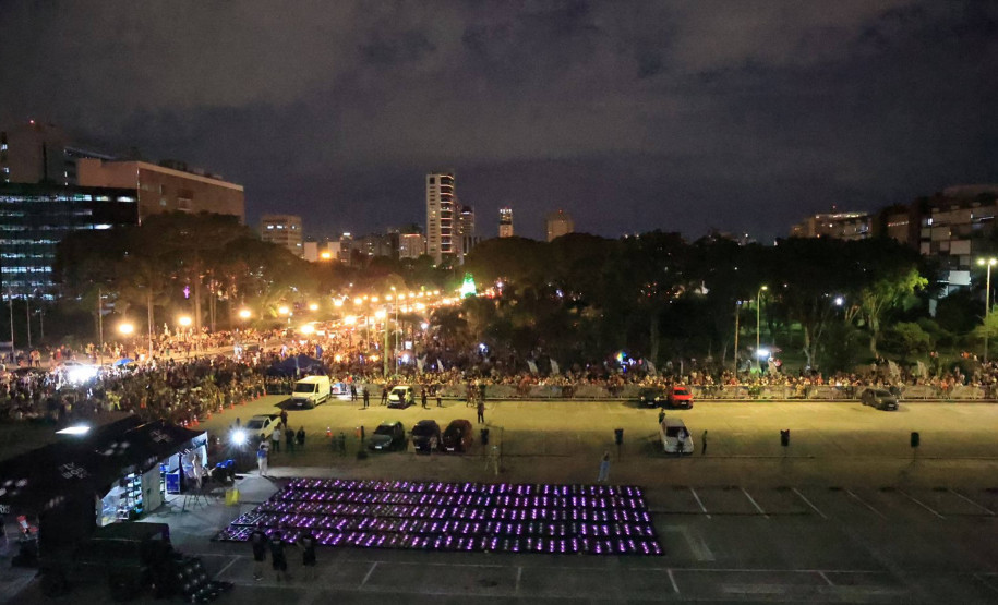 Com o céu iluminado por mais de 600 drones, o Governo do Estado deu o pontapé inicial para a maior edição da história do Verão Maior Paraná.. A cerimônia de lançamento, que aconteceu nesta quarta-feira (27), contou com a presença do governador Carlos Massa Ratinho Junior.