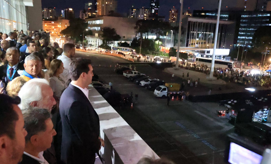 Com o céu iluminado por mais de 600 drones, o Governo do Estado deu o pontapé inicial para a maior edição da história do Verão Maior Paraná.. A cerimônia de lançamento, que aconteceu nesta quarta-feira (27), contou com a presença do governador Carlos Massa Ratinho Junior.