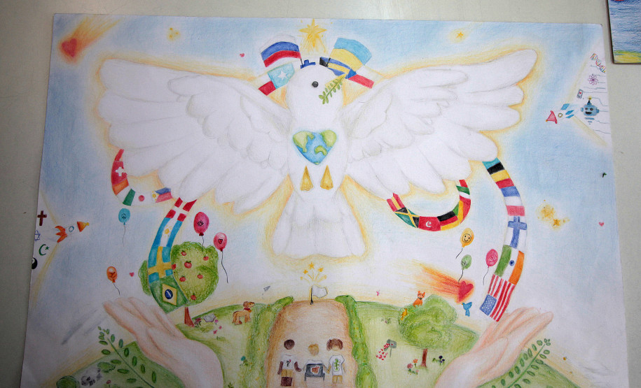 Aluna de desenho do Centro Juvenil de Artes Plásticas é vencedora paranaense de concurso internacional