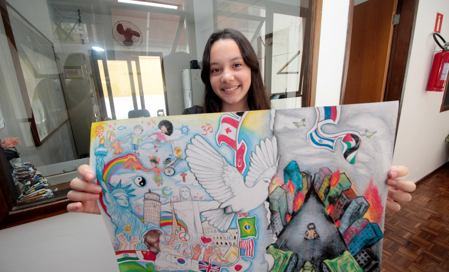 Aluna de desenho do Centro Juvenil de Artes Plásticas é vencedora paranaense de concurso internacional