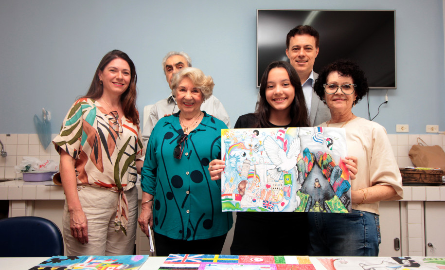 Aluna de desenho do Centro Juvenil de Artes Plásticas é vencedora paranaense de concurso internacional