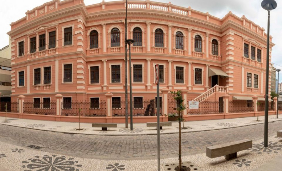 Docentes em formação do Centro Juvenil de Artes Plásticas exibem trabalhos em exposições