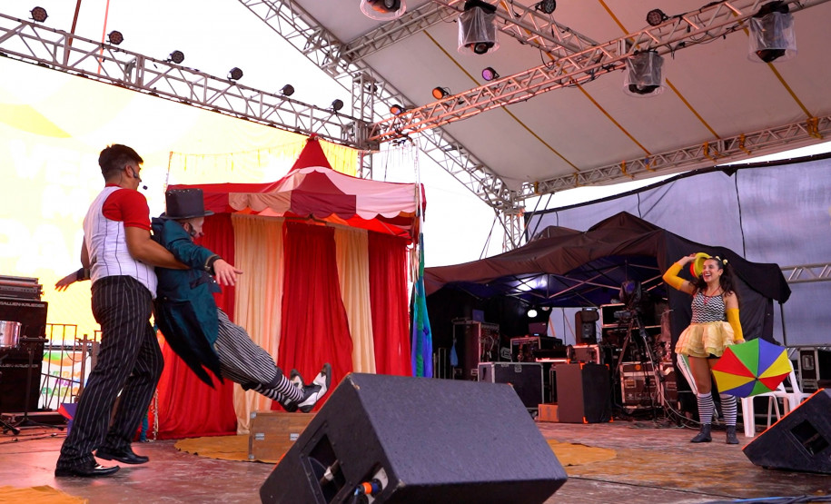 Espetáculo no Litoral mistura teatro e circo para conscientizar sobre importância da água