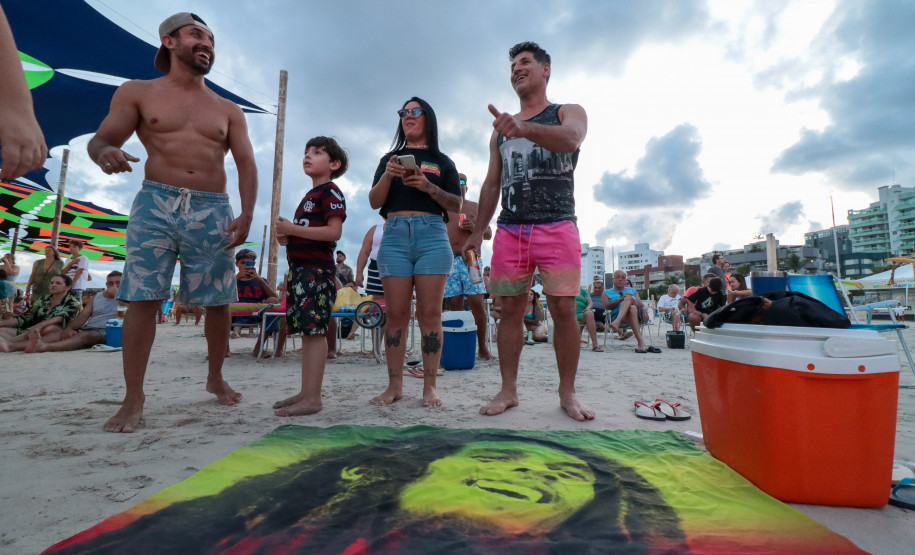 A banda de reggae curitibana Namastê se apresenta no Palco Sunset em Matinhos