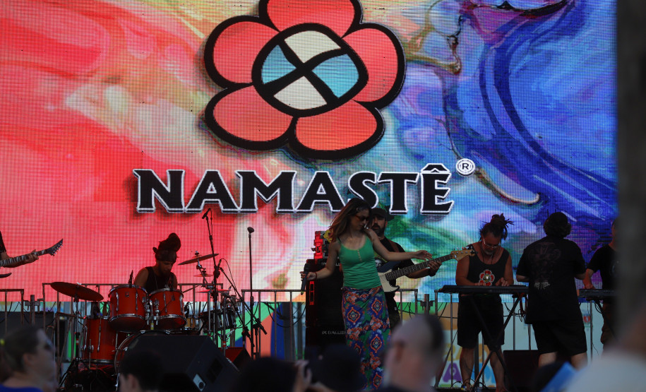 A banda de reggae curitibana Namastê se apresenta no Palco Sunset em Matinhos