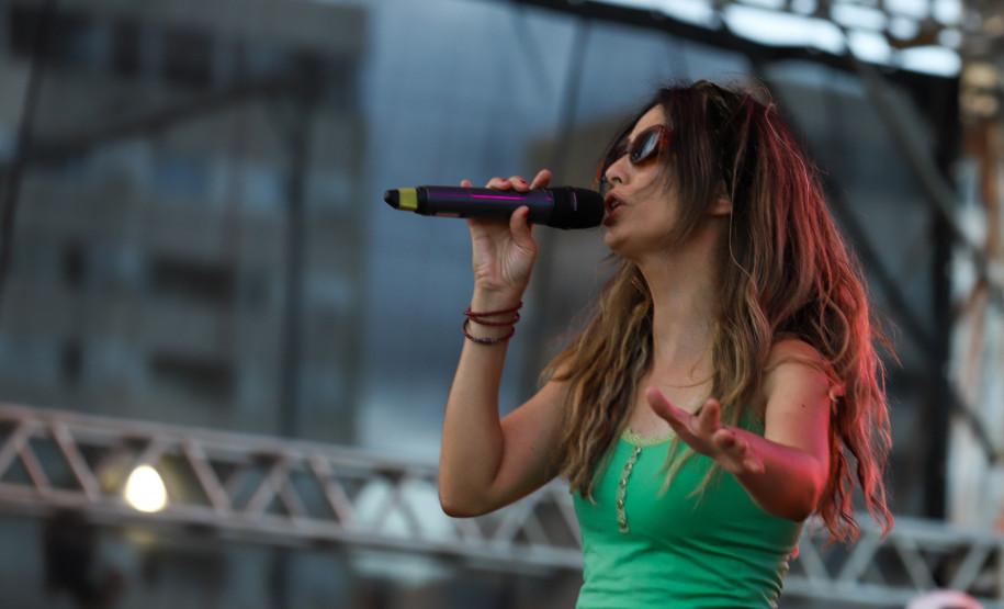 A banda de reggae curitibana Namastê se apresenta no Palco Sunset em Matinhos