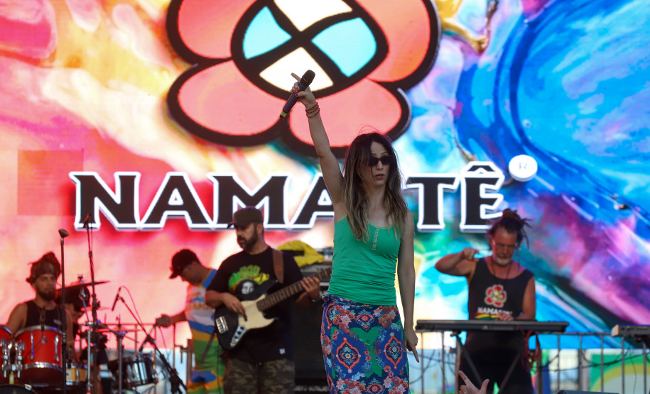 A banda de reggae curitibana Namastê se apresenta no Palco Sunset em Matinhos