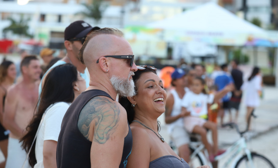 A banda de reggae curitibana Namastê se apresenta no Palco Sunset em Matinhos