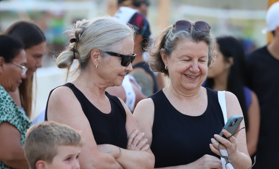 A banda de reggae curitibana Namastê se apresenta no Palco Sunset em Matinhos
