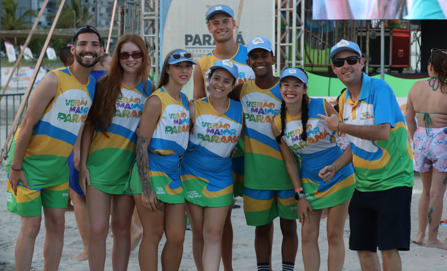 A banda de reggae curitibana Namastê se apresenta no Palco Sunset em Matinhos