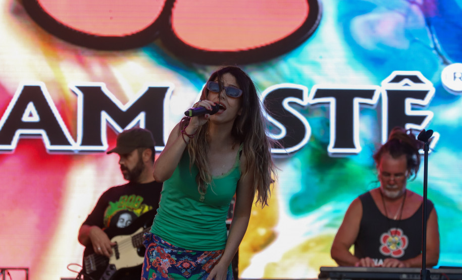 A banda de reggae curitibana Namastê se apresenta no Palco Sunset em Matinhos
