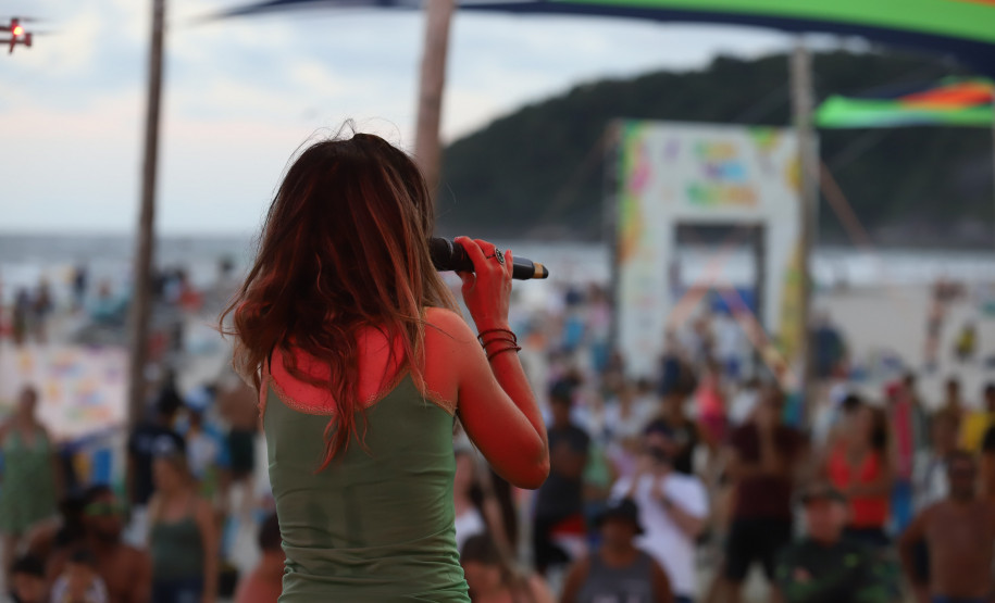 A banda de reggae curitibana Namastê se apresenta no Palco Sunset em Matinhos
