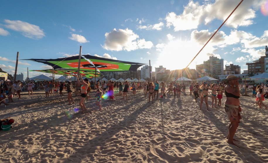 A banda de reggae curitibana Namastê se apresenta no Palco Sunset em Matinhos