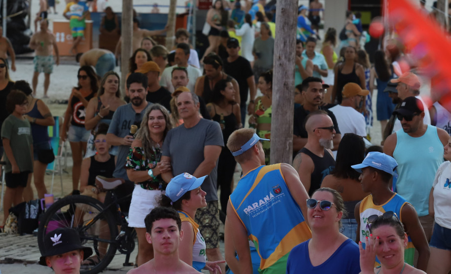 A banda de reggae curitibana Namastê se apresenta no Palco Sunset em Matinhos