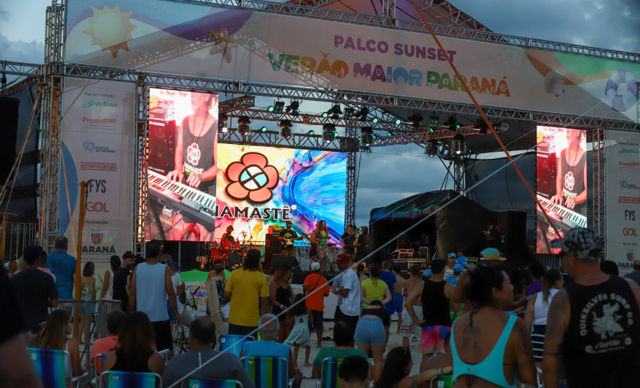 A banda de reggae curitibana Namastê se apresenta no Palco Sunset em Matinhos