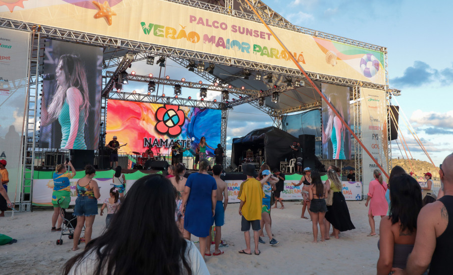 A banda de reggae curitibana Namastê se apresenta no Palco Sunset em Matinhos