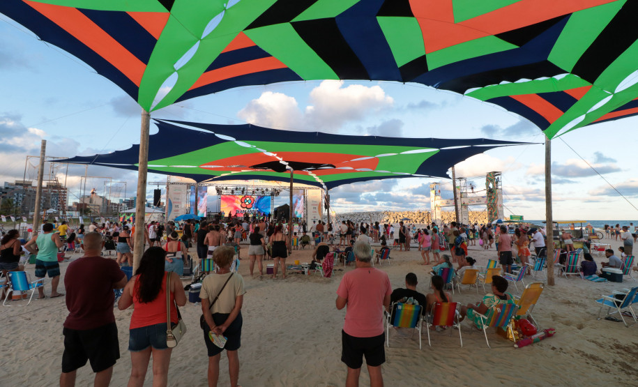 A banda de reggae curitibana Namastê se apresenta no Palco Sunset em Matinhos