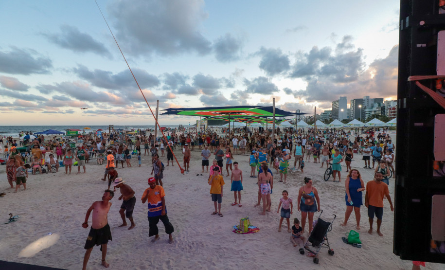 A banda de reggae curitibana Namastê se apresenta no Palco Sunset em Matinhos