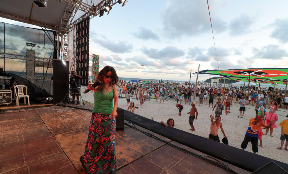 A banda de reggae curitibana Namastê se apresenta no Palco Sunset em Matinhos