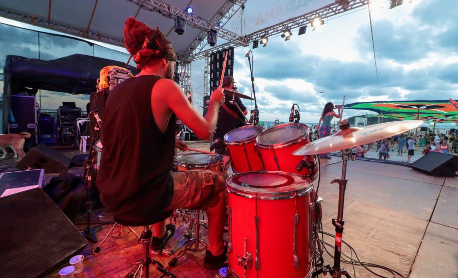 A banda de reggae curitibana Namastê se apresenta no Palco Sunset em Matinhos