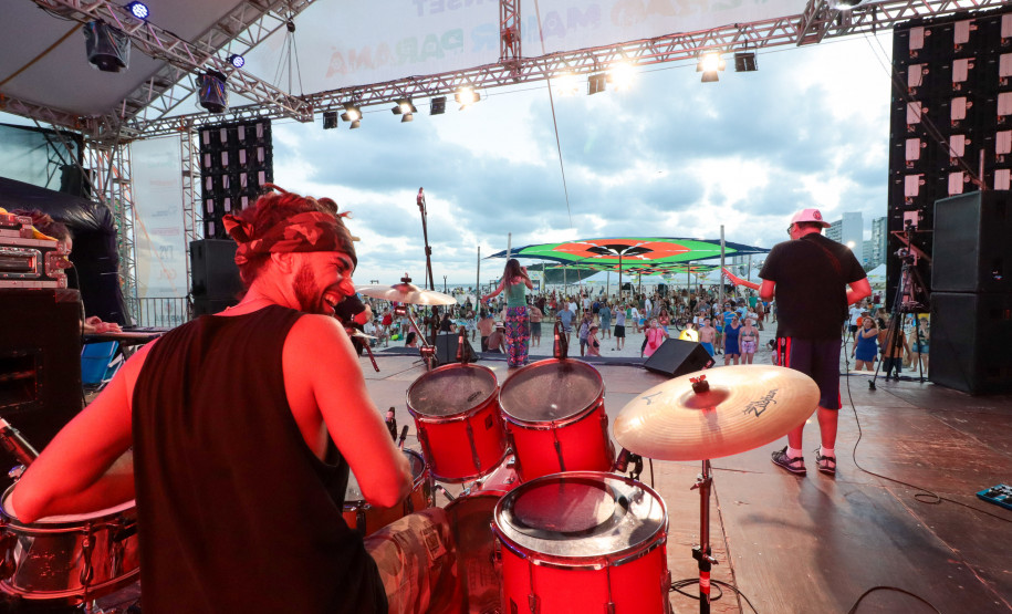 A banda de reggae curitibana Namastê se apresenta no Palco Sunset em Matinhos