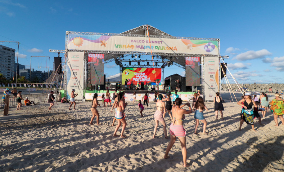 A banda de reggae curitibana Namastê se apresenta no Palco Sunset em Matinhos