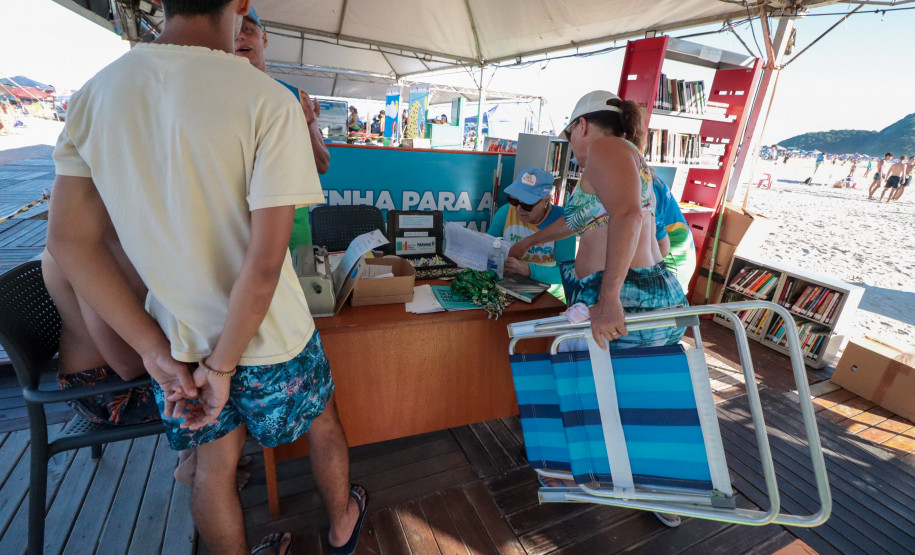 Praia e leitura: Biblioteca Pública promove doações e empréstimos no Verão Maior