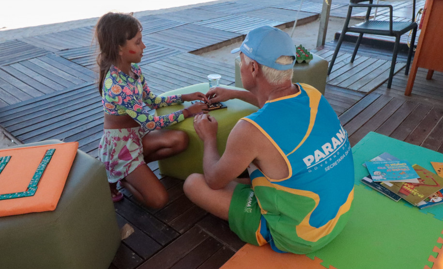 Praia e leitura: Biblioteca Pública promove doações e empréstimos no Verão Maior